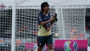 Lucero Cuevas celebra un gol con América