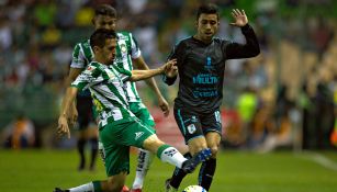 Fernando Navarro y Edson Puch pelean por el balón 