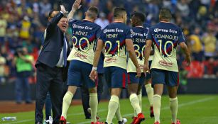 Miguel Herrera felicita a sus jugadores del América