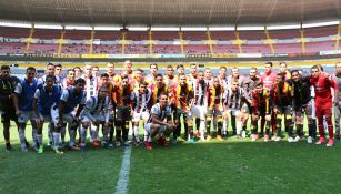 Jugadores de Leones Negros y Atlante se unen para una foto