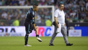Javier Güemez dejando el terreno de juego tras ser expulsado