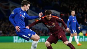 Messi intenta evadir la marca en Stamford Bridge