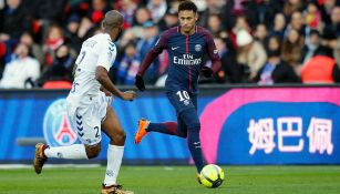 Neymar conduce balón en juego del PSG