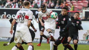 Simon Falette dispara una pelota ante la mirada de los jugadores del Frankfurt 