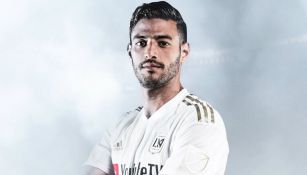 Carlos Vela posa con la camiseta del LAFC 