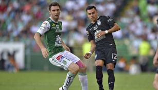 Boselli  y Emmanuel Garcia disputan un balón en el A2017