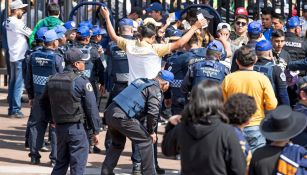 Policías revisan a aficionados felinos afuera de CU