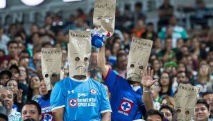 Aficionados de Cruz Azul apenados con el paso de su equipo