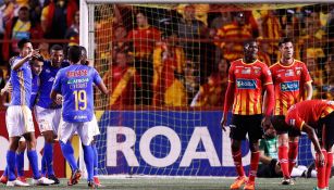 Jugadores de Tigres celebran mientras Herediano se lamenta