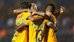 Jugadores de Tigres celebran un gol de Enner