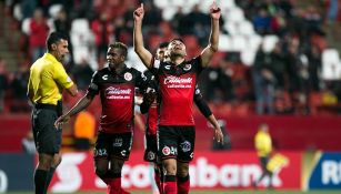 García festeja con sus compañeros el gol de Xolos