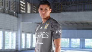 Ayala posa con el nuevo jersey universitario