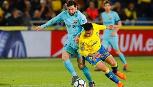 Messi disputa el balón en el partido contra Las Palmas