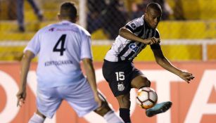 Copete controla el balón ante la mirada de Kontogiannis