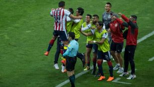 Godínez celebra el gol con sus compañeros