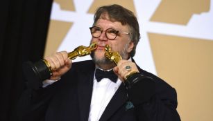 Guillermo del Toro posa con las dos estatuillas