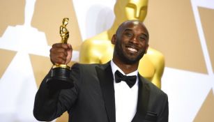 Kobe Bryant posa con su estatuilla 