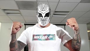 Sin Cara posa para la cámara