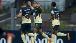 Cecilio celebra con Martín e Ibargüen su gol frente al Tauro