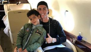 Cristiano Ronaldo junto a su hijo previo a un viaje 