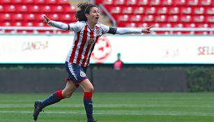 Tania Morales celebra anotación con Chivas Femenil en el Estadio Akron 