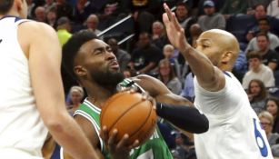 Jaylen Brown se prepara para tirar contra Minnesota Timberwolves