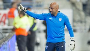 Oscar Pérez saluda a su afición tras juego con Pachuca