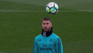 Sergio Ramos domina la pelota en un entrenamiento 