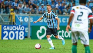 Arthur conduce el balón durante un juego de Gremio 