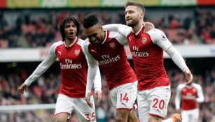 Jugadores del Arsenal celebran una anotación contra Watford 