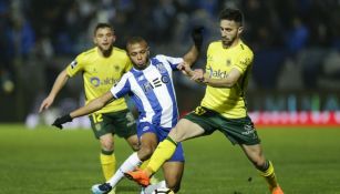 Yacine Brahimi disputa un balón con Xavier del Paços