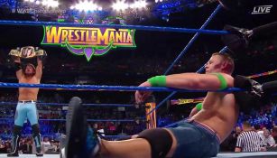 AJ Syles festeja ante un John Cena derrotado