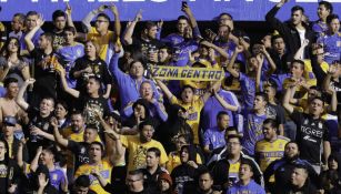 Aficionados de Tigres apoyan a su equipo en un juego 