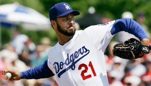 Loaiza realiza un lanzamiento durante un juego de los Dodgers