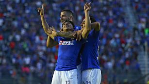 Mena, Mora y Méndez celebran un gol con La Máquina