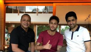 Neymar posa junto a su padre y el presidente del PSG
