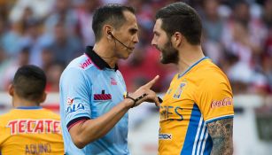 Luis Enrique Santander dialoga con Gignac en Final del C2017