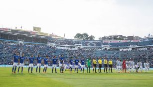 Jugadores de Cruz Azul y Pachuca previo a un partido