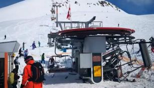 Estación de esquí con telesillas amontonadas