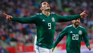 Raúl Jiménez celebra gol contra Polonia 