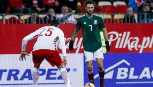 Miguel Layún encara a jugador de Polonia en amistoso 