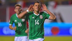 Chicharito celebra un gol con la Selección Mexicana