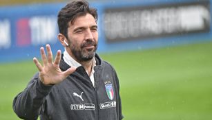 Buffon saluda en entrenamiento de Italia