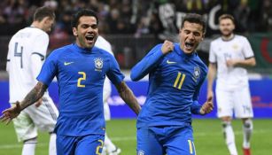 Alves y Coutinho celebran gol de Brasil