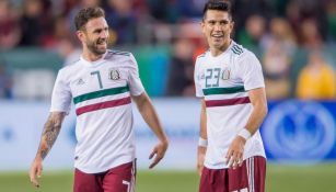 Layún celebra con Molina en el juego vs Islandia