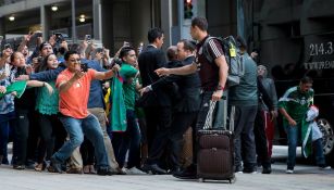 Aficionados enloquecen con la llegada de la Selección Mexicana en Dallas