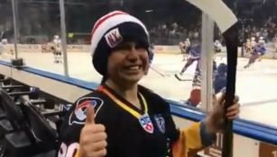 Benjamin sonríe tras recibir el palo de hockey de Pavel Buchnevich