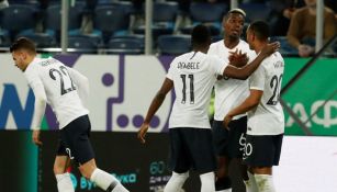 Paul Pogba festeja un gol contra Rusia con sus compañeros