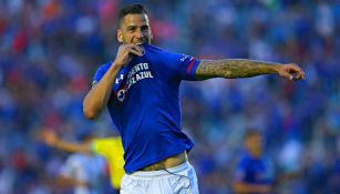 Édgar Méndez celebra un gol con Cruz Azul