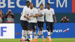 Jugadores de Francia felicitan a Mbappé tras una anotación 